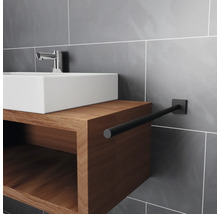 Detailaufnahme von Waschtisch mit Handtuchhalter im Badezimmer