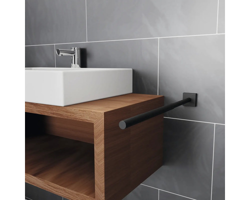 Detailaufnahme von Waschtisch mit Handtuchhalter im Badezimmer