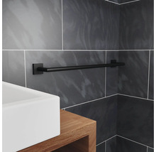 Schwarzer Handtuchhalter im Badezimmer mit Waschbecken und grauen Fliesen