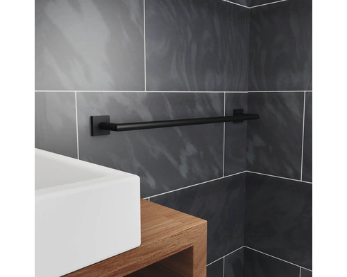 Schwarzer Handtuchhalter im Badezimmer mit Waschbecken und grauen Fliesen