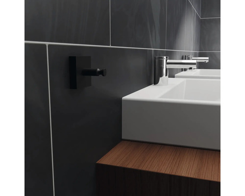 Salle de bains avec deux lavabos, robinets et crochet pour serviettes