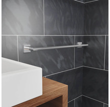 Badezimmeransicht mit Handtuchhalter an der Wand