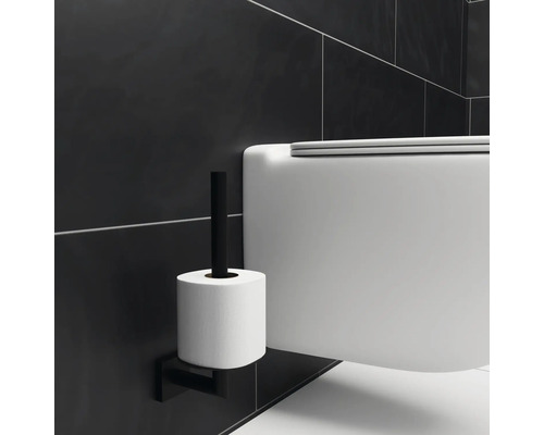 WC suspendu et porte-papier toilette dans la salle de bain