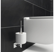 WC suspendu à côté d''un porte-papier toilette dans la salle de bains.