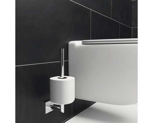 WC suspendu à côté d''un porte-papier toilette dans la salle de bains.