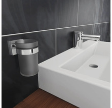 Badezimmer Lavabo mit Armatur und Zahnputzbecher