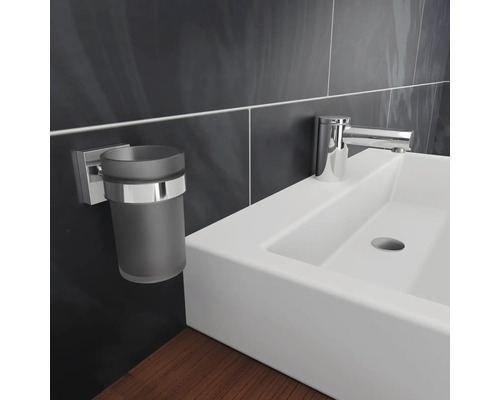 Badezimmer Lavabo mit Armatur und Zahnputzbecher