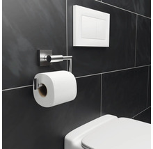 Toilettes avec porte-papier toilette, bouton de chasse d''eau et fond de carreaux foncés