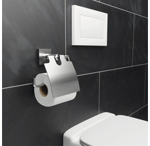 Distributeur de papier toilette en métal avec chasse d''eau dans la salle de bain