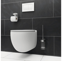 Hänge-WC mit Spülkastenbetätigung, Toilettenpapierhalter und Toilettenbürste an einer Wand mit Fliesen