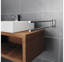 Modernes Badezimmer mit Waschbecken, Armatur und schwenkbarem Handtuchhalter