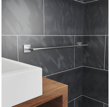 Handtuchhalter aus Metall im Badezimmer