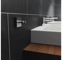 Waschbecken mit Armatur und Handtuchhaken in modernem Badezimmer