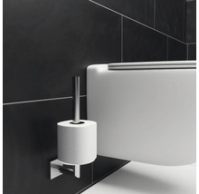 Gros plan de toilettes avec porte-papier toilette mural.