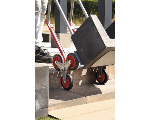 Diable d''escalier avec des blocs de pierre sur un escalier