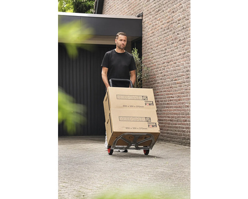 Homme transportant des cartons Hornbach sur un diable