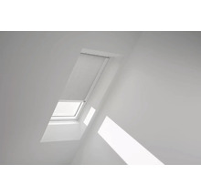 Fenêtre de toit avec store dans une pièce lumineuse