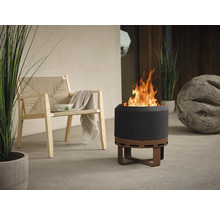 Szene mit Feuerstelle, Stuhl und Dekoration für den Aussenbereich