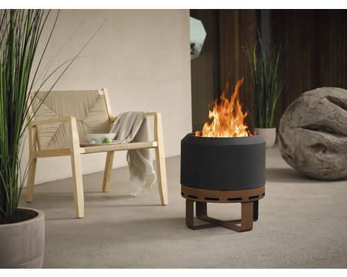 Szene mit Feuerstelle, Stuhl und Dekoration für den Aussenbereich