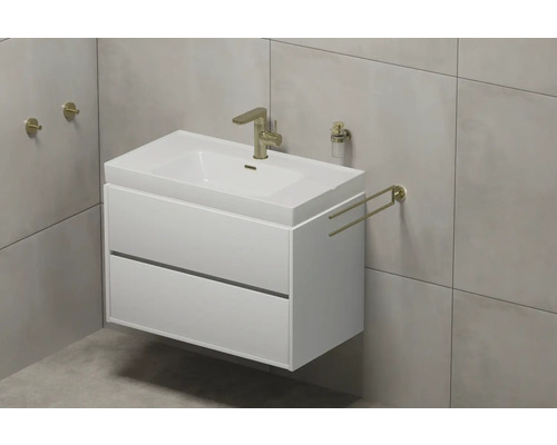 Meuble-lavabo avec armoire, robinetterie et porte-serviettes dans la salle de bain