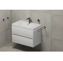 Salle de bains avec meuble sous-lavabo, robinetterie et porte-serviettes