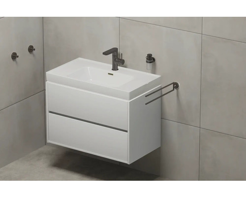 Salle de bains avec meuble sous-lavabo, robinetterie et porte-serviettes