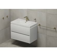 Salle de bains moderne avec meuble sous-lavabo blanc, robinet, porte-serviettes et patères.