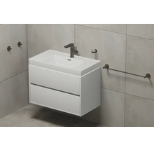 Waschtisch mit zwei Schubladen, Armatur, Seifenspender und Handtuchhalter im Badezimmer