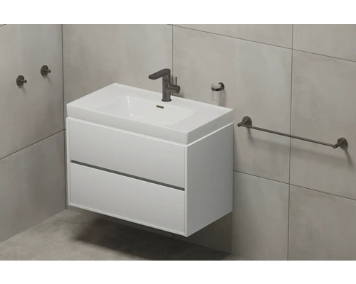 Waschtisch mit zwei Schubladen, Armatur, Seifenspender und Handtuchhalter im Badezimmer