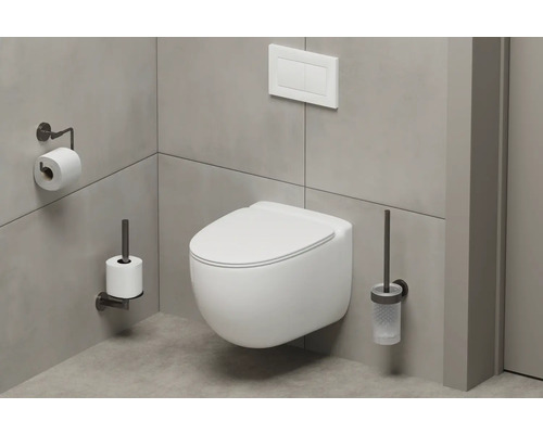 Modernes Badezimmer mit hängendem WC, WC-Papierhalter und WC-Bürste