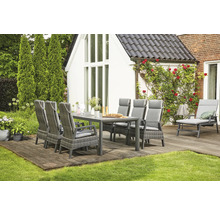 Ensemble de meubles de jardin avec table à manger et chaises sur une terrasse dans le jardin.