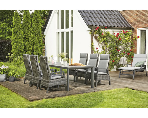 Ensemble de meubles de jardin avec table à manger et chaises sur une terrasse dans le jardin.