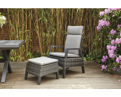 Scène de jardin avec fauteuil relax et tabouret sur une terrasse