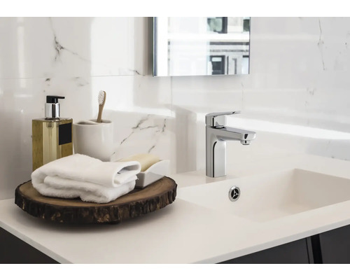 Lavabo de salle de bain moderne avec robinet et accessoires