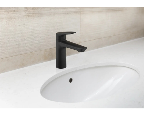 Schwarzer Waschtischmischer auf einem weißen Waschbecken