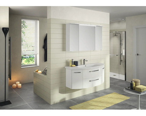 Modernes Badezimmer mit weißem Waschtischunterschrank, Keramik-Waschbecken, dreitürigem Spiegelschrank mit Beleuchtung und ebenerdiger Dusche.