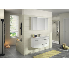 Modernes Badezimmer mit weißem Waschtischunterschrank, Keramik-Waschbecken, dreitürigem Spiegelschrank mit Beleuchtung und ebenerdiger Dusche.