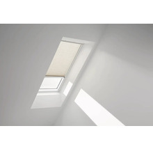 Dachfenster mit Plissee in einem hellen Raum