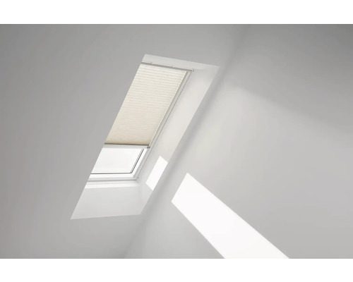 Dachfenster mit Plissee in einem hellen Raum