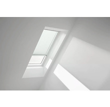 Dachfenster mit Sonnenschutzrollo in einem hellen Raum