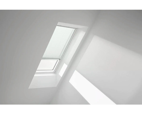 Dachfenster mit Sonnenschutzrollo in einem hellen Raum