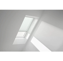 Dachfenster mit Plissee im Innenraum