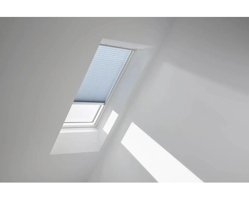 Dachfenster mit Faltrollo im Innenraum