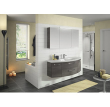 Modernes Badezimmer mit hängendem Waschtisch in dunkler Holzoptik, weißem Waschbecken, Spiegelschrank, begehbarer Dusche und dunklen Bodenfliesen.
