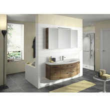 Modernes Badezimmer mit Waschtischunterschrank aus Holz, geschwungener Front, Keramik-Waschbecken, dreitürigem Spiegelschrank und Dusche.