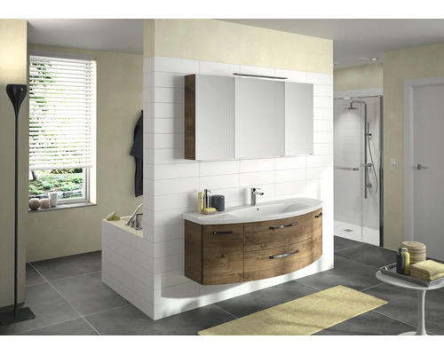 Modernes Badezimmer mit Waschtischunterschrank aus Holz, geschwungener Front, Keramik-Waschbecken, dreitürigem Spiegelschrank und Dusche.