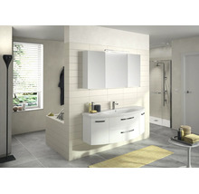 Helles, modernes Badezimmer mit weißem, geschwungenem Waschtischset, Keramikbecken, dreitürigem Spiegelschrank, Glasdusche und grauen Bodenfliesen.
