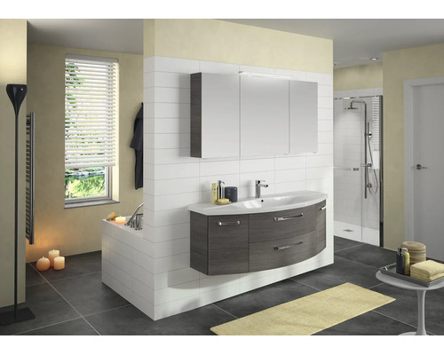 Modernes Badezimmer mit hängendem Waschtisch in dunkler Holzoptik, weißem Waschbecken, Spiegelschrank, begehbarer Dusche und dunklen Bodenfliesen.