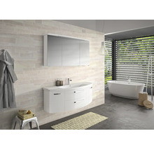 Helles Bad mit weissem Waschtischunterschrank, dreitürigem Spiegelschrank und freistehender Wanne vor hellen Wandfliesen in Steinoptik.