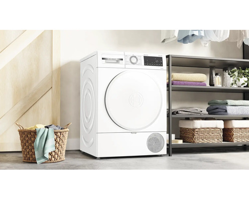 Séchoir Logo Bosch dans une buanderie avec étagère et panier à linge